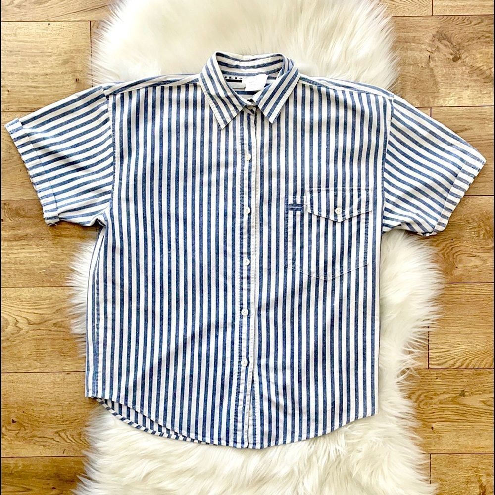 ILO • size medium short sleeve striped button up •